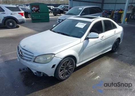 2009 Mercedes-Benz C 300 z USA, uszkodzony, nr VIN WDDGF54X49R049900